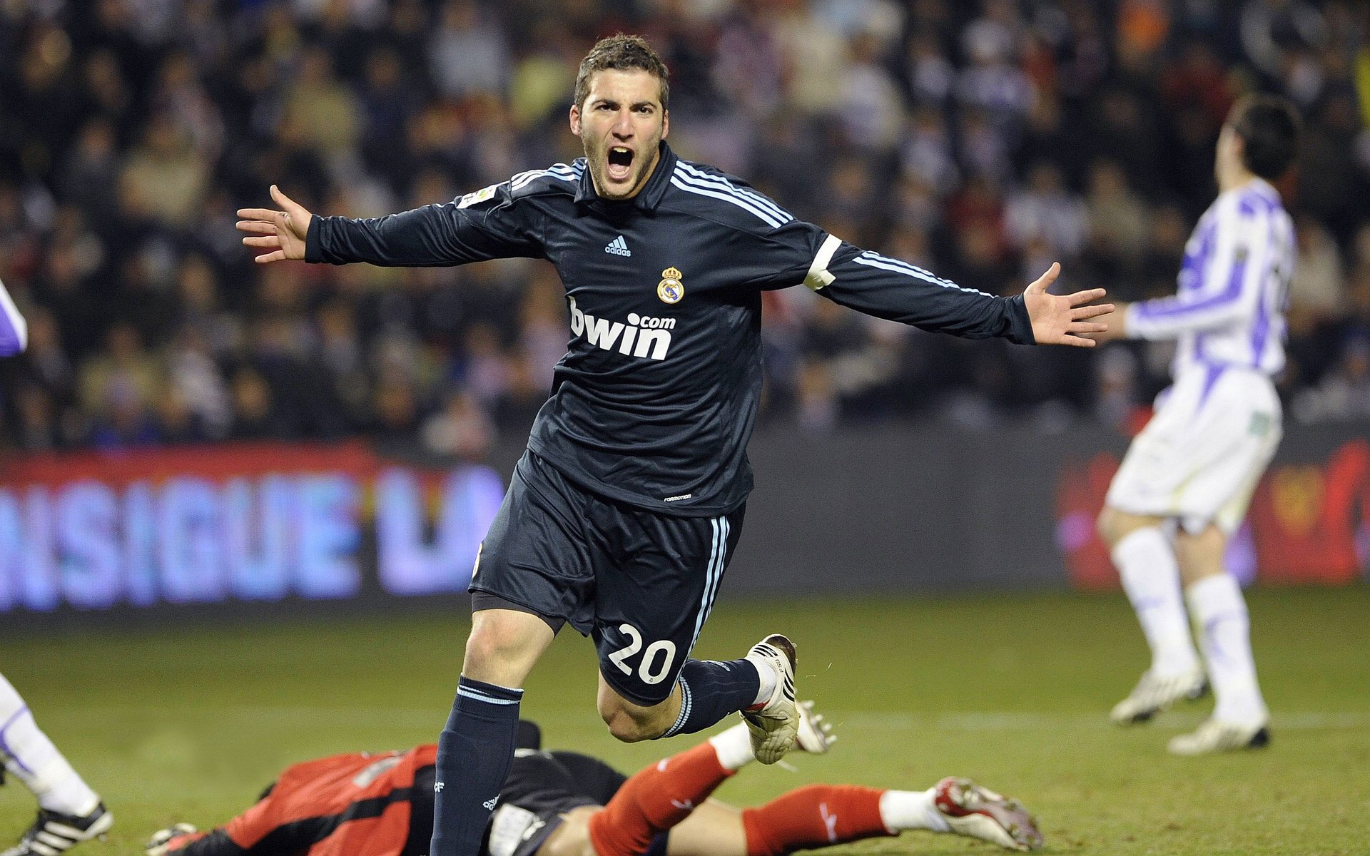 沃尔夫斯堡球员表现出色,助球队取得胜利,沃尔夫斯堡球队图片