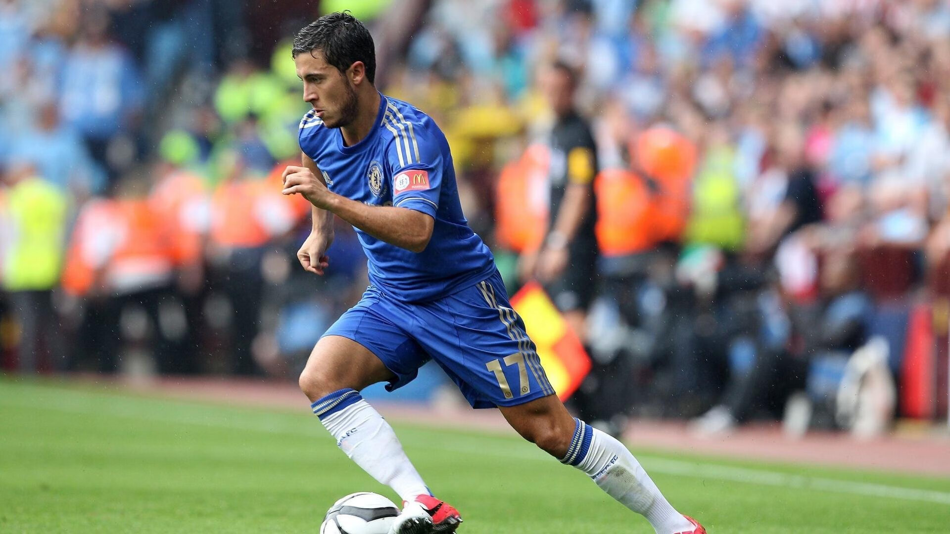 皇马领跑西甲，巴萨紧追不舍，榜首大战一触即发，皇马和巴萨两队进行足球比赛,最后皇马5_3获胜